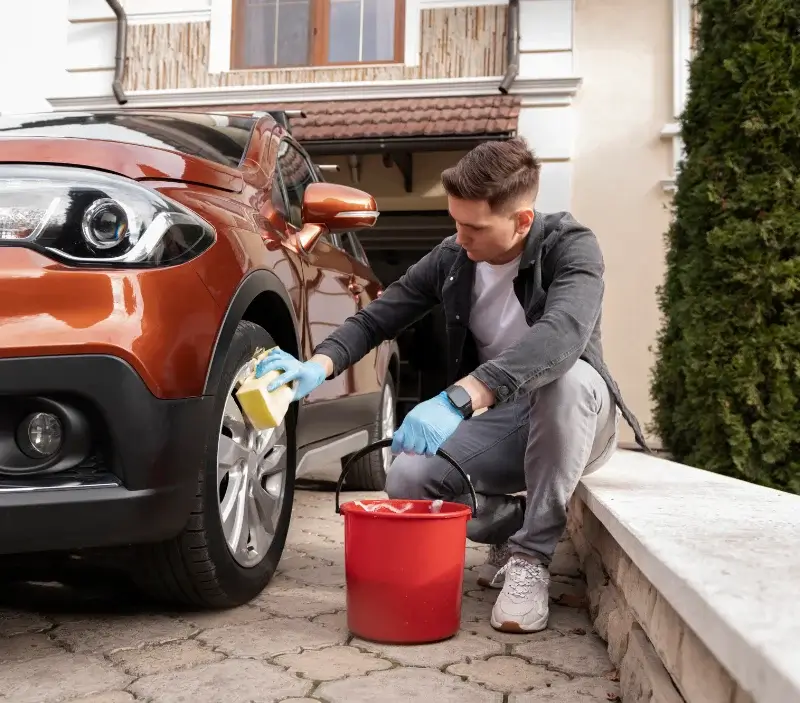 Lavage auto à domicile Saint-Germain-du-Salembre : professionnel intervenant sur un véhicule